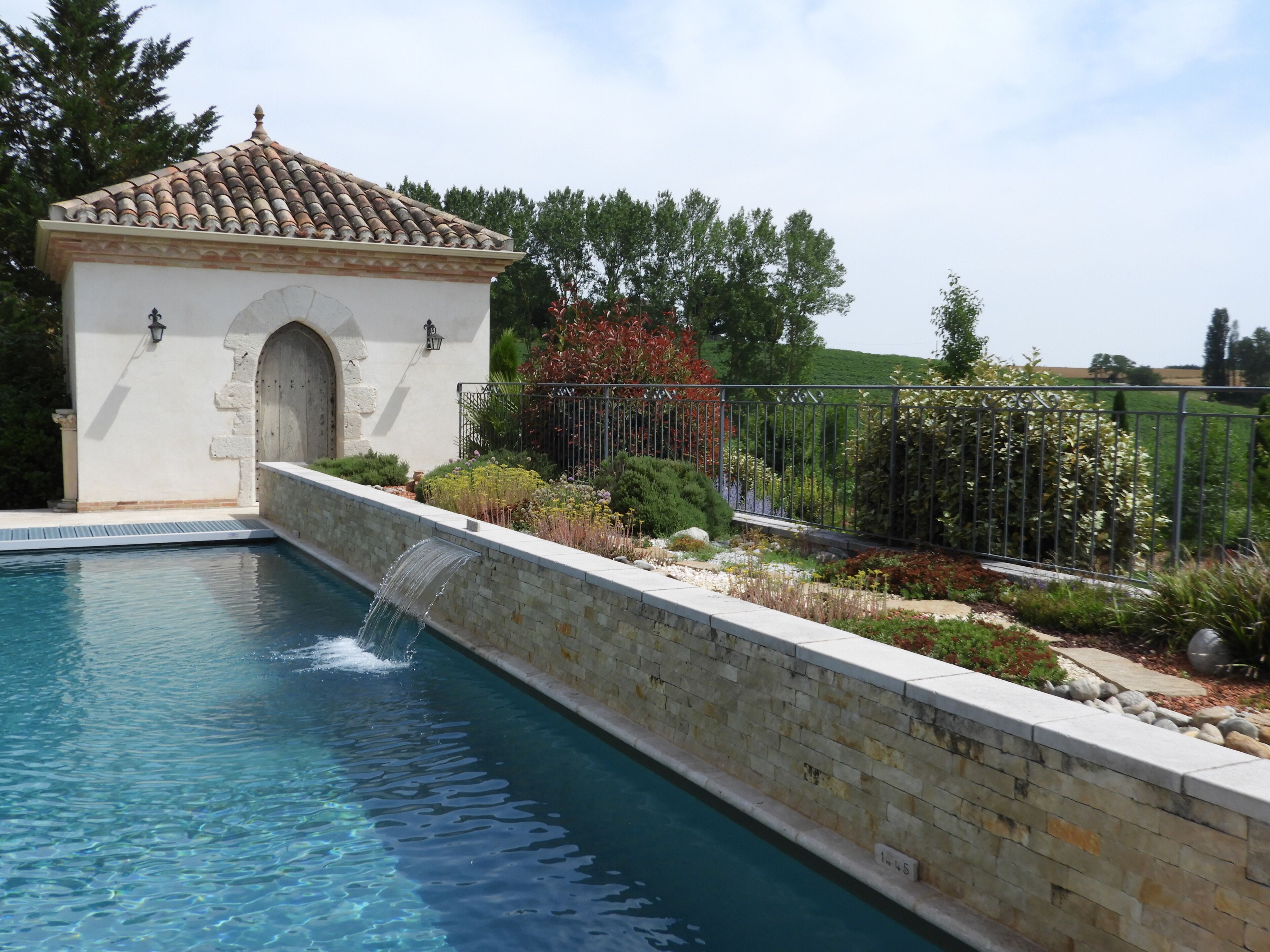 Utendørsbasseng og et oppvarmet basseng