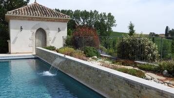 Utendørsbasseng og et oppvarmet basseng