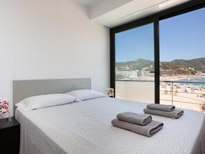 3 bedrooms, iron/ironing board, internet, bed sheets