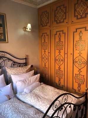 5 bedrooms, iron/ironing board, WiFi, bed sheets