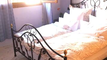 3 bedrooms, iron/ironing board, WiFi, bed sheets