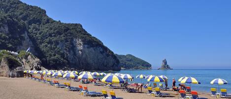 Nær stranden og strandhåndklær
