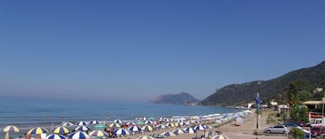 Ubicación cercana a la playa y toallas de playa