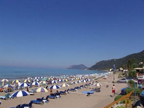 Playa en los alrededores y toallas de playa