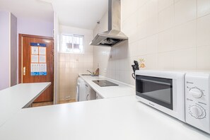 Réfrigérateur, micro-ondes, plaque de cuisson, cafetiÚre/bouilloire