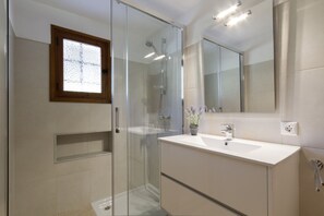 Bathtub, hair dryer, towels
