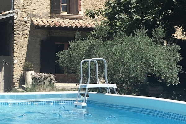 Grande piscine hors sol devant la maison