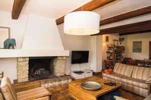 Fernseher, Kamin, DVD-Player, Tischtennisplatte