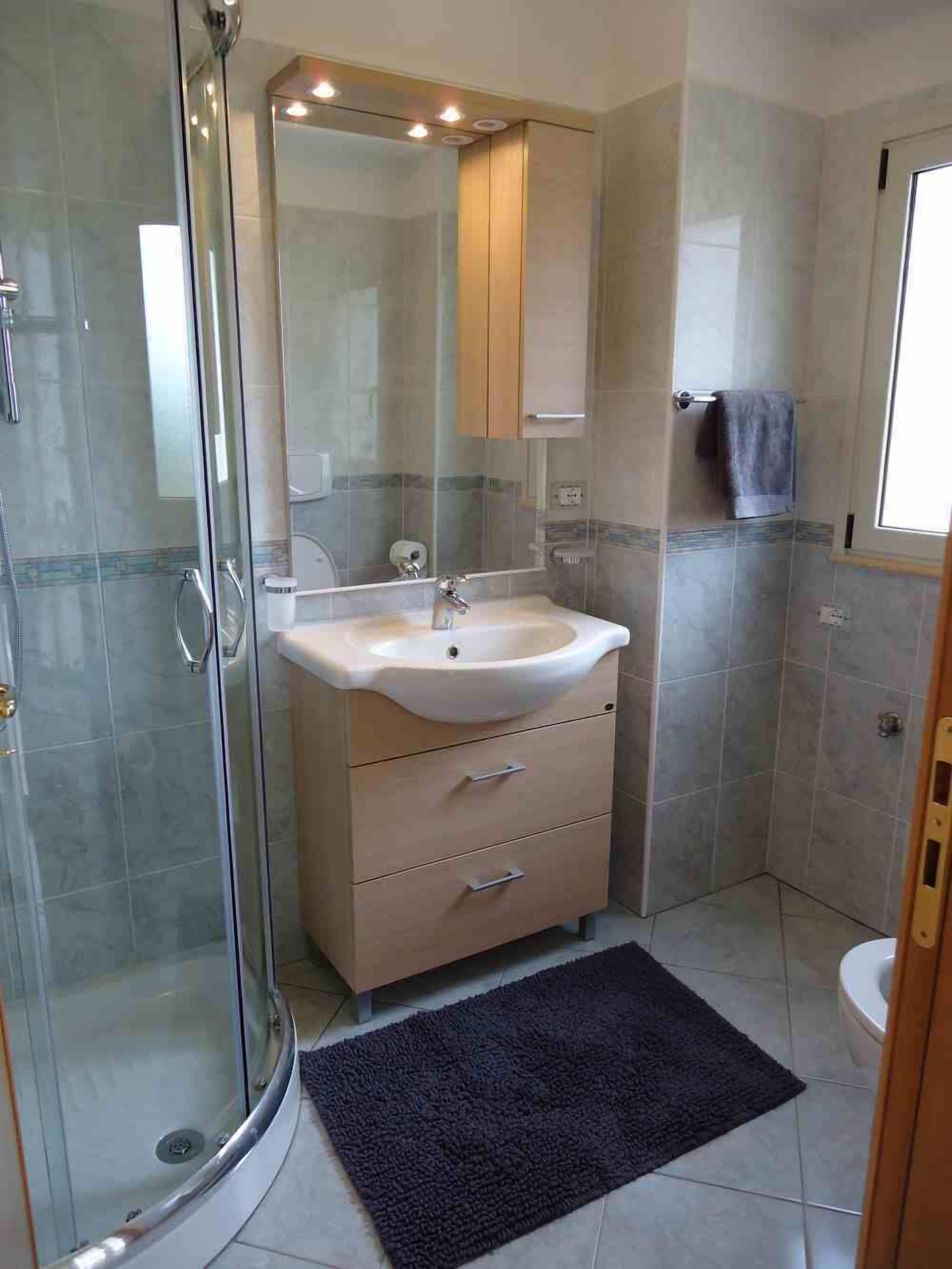 Doccia, asciugacapelli, bidet, asciugamani