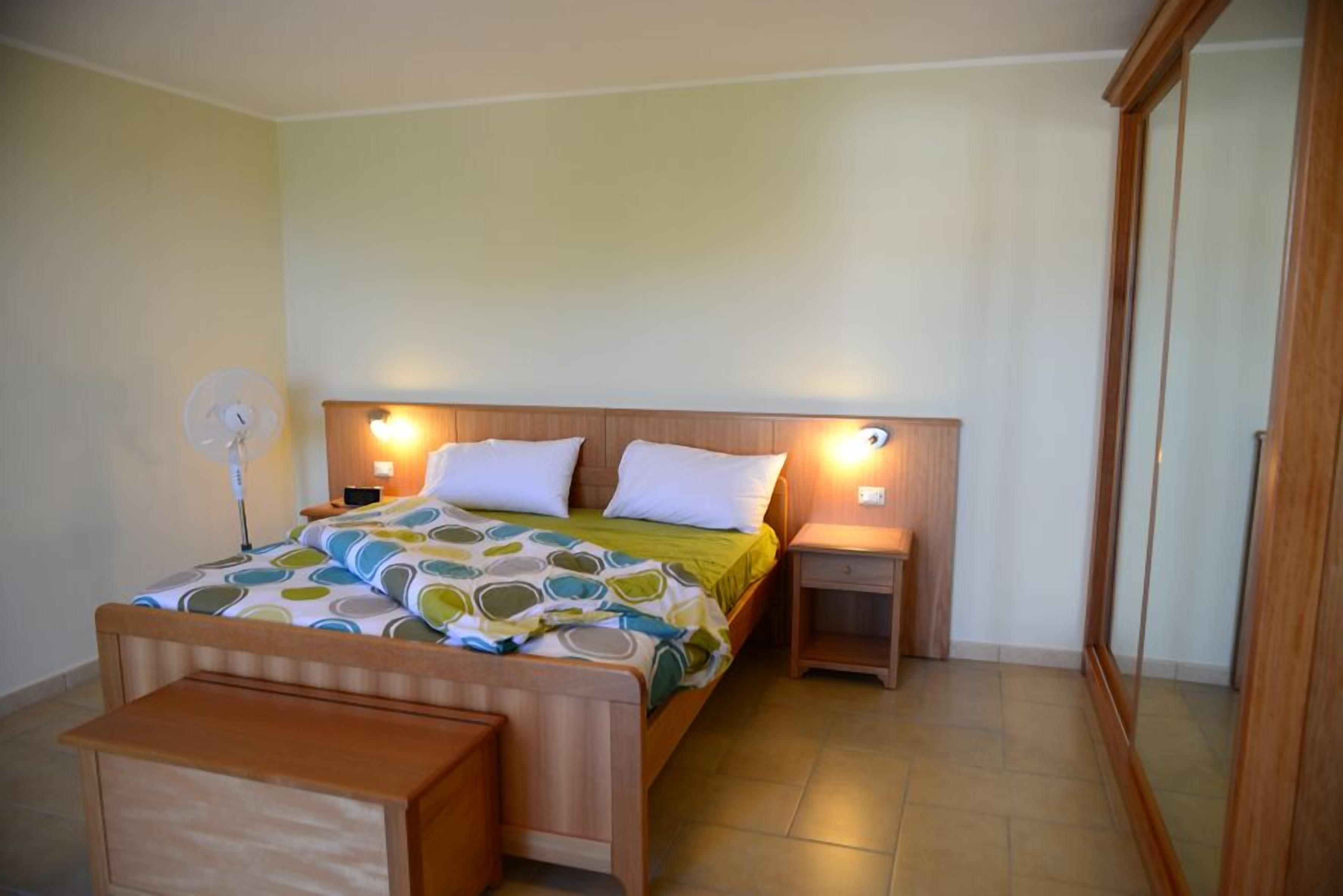 4 bedrooms, iron/ironing board, internet, bed sheets