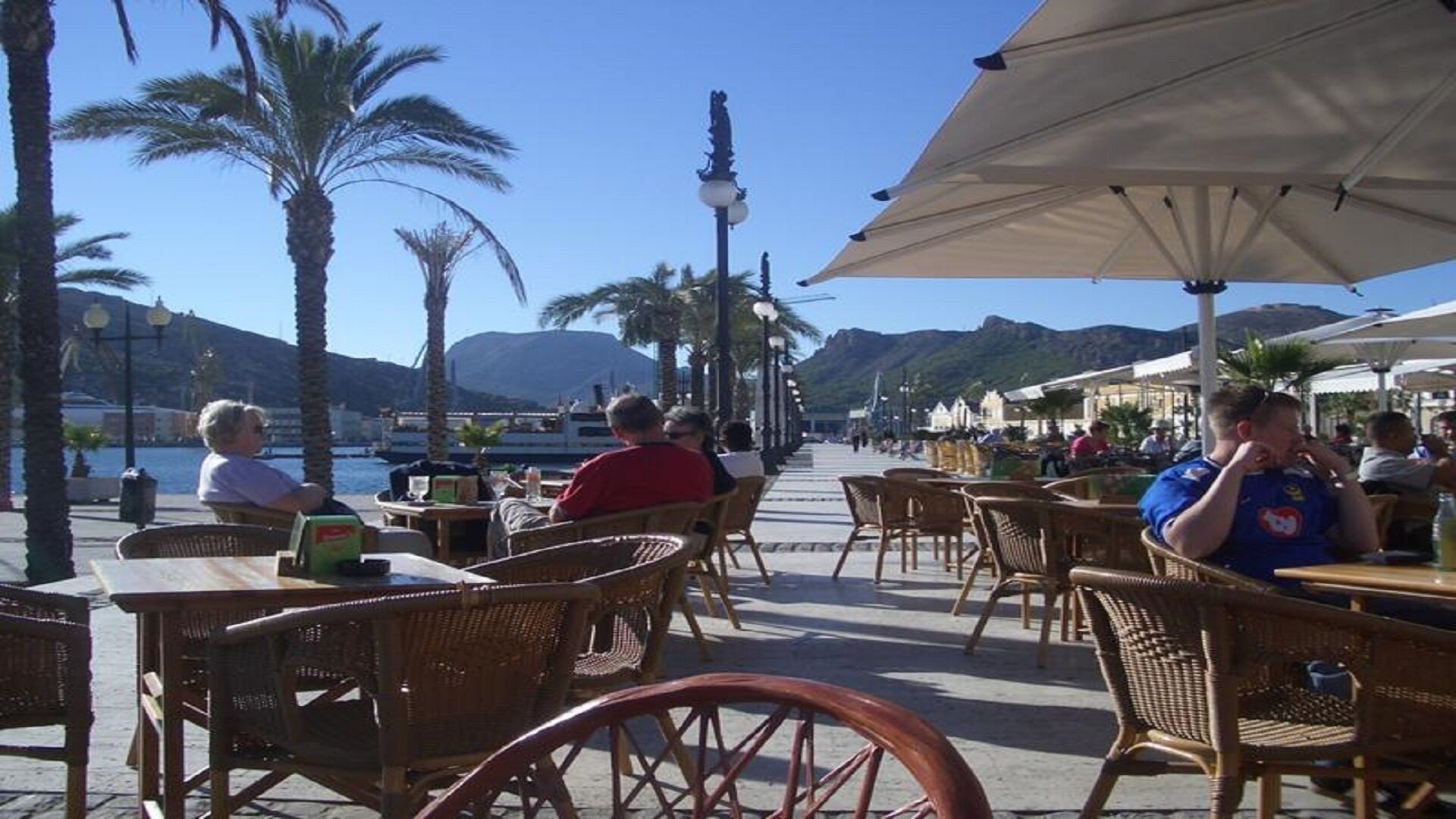 تناول الطعام بالخارج