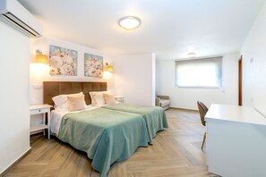 6 chambres, coffres-forts dans les chambres, fer et planche à repasser