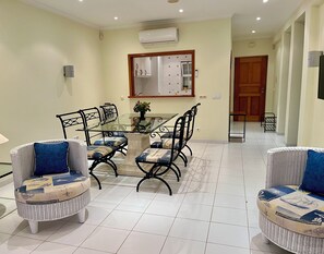 Dining - Golfemar with 3 bedrooms, 2 bathrooms, airco, sea view. L.T.R. on request. (Carvoeiro)