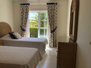 3 chambres, coffres-forts dans les chambres, fer et planche à repasser