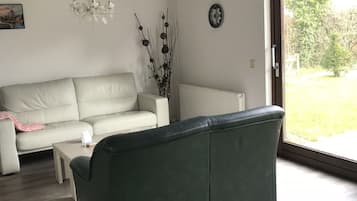 Fernseher, DVD-Player, Bücher, Stereoanlage