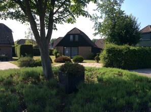Exterior - Fully furnished detached holiday home within walking distance of Lake Veere (Wolphaartsdijk)