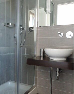 Regadera, secadora de cabello, bidet, toallas 