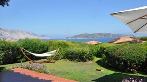 A hammock in a garden with a view of the sea and hills. - Punta Molara just 250 meters from the sea (San Teodoro)