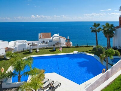 Magnificent Sea View Apartment With Parking, Torrox