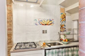 Réfrigérateur, micro-ondes, plaque de cuisson, lave-vaisselle