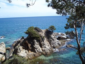 On the beach, sun-loungers, beach towels - Villa Maravilla – Luxury enjoyment on the Costa Brava (Maçanet de la Selva)