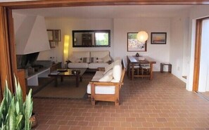 Smart TV, fireplace, DVD player, books - This large, family-friendly house is very peaceful and has separate bedrooms. (Cala Saona)