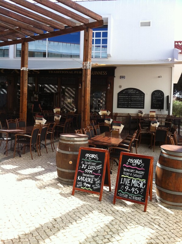 Outdoor dining - A superb recently refurbished apartment in this highly sought after resort  (Vilamoura)