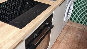 Een koelkast, een microgolfoven, een oven, een kookplaat