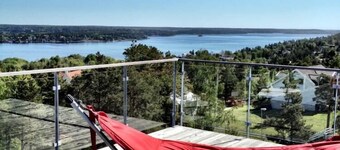 Ylellinen asuu merinäköala talon kattoterassilla