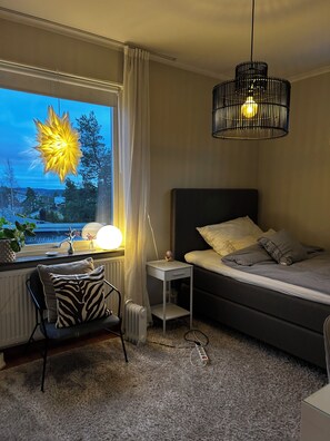 5 عدّة غرف نوم ومكواة/لوح كي وواي فاي وملاءات أسرّة