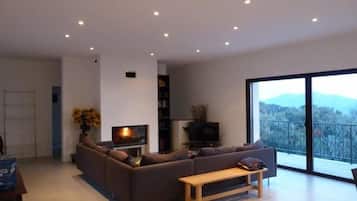 Televisie, een open haard en boeken