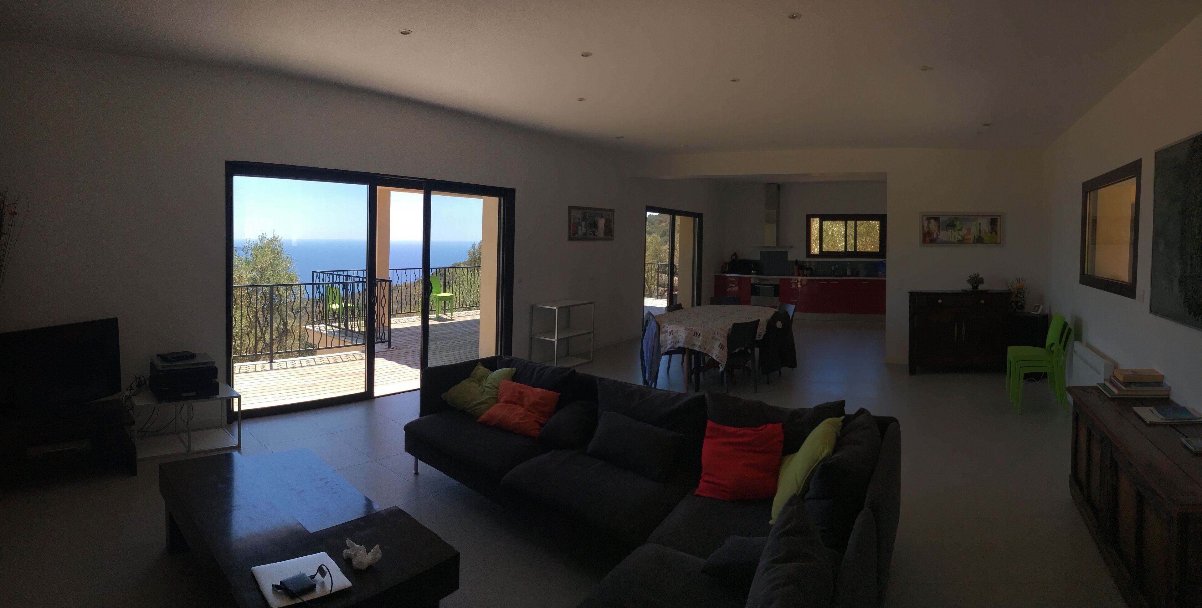 Télévision, cheminée, livres