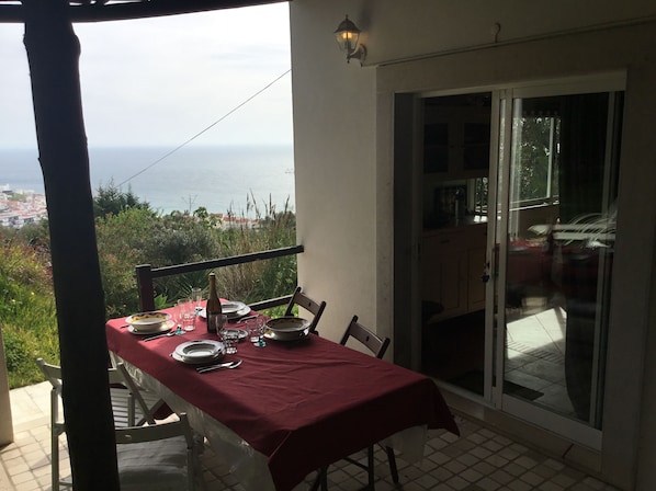 Outdoor dining - Paradise Cottage Over the See, betwen the montain and the sea, privaticy (Sesimbra)