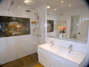 Ducha y bañera combinadas, secador de pelo, bidé y toallas