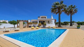 Piscine extérieure, chaises longues