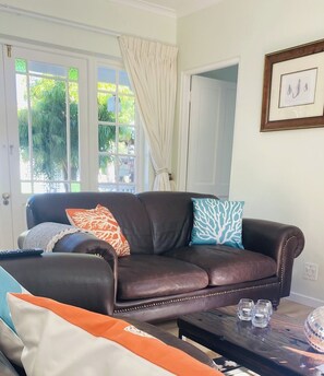 Smart-TV, Kamin, Bücher, Stereoanlage