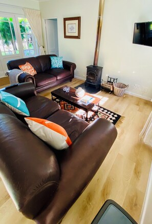 Smart-TV, Kamin, Bücher, Stereoanlage