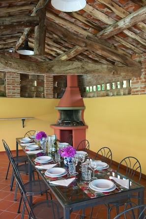 Dining - Peace, relaxation and privacy in the Lucca countryside. Swimming pool and air conditioning. (Capannori)