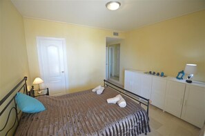 2 makuuhuonetta, silitysrauta/-lauta, vauvan matkasänky, ilmainen Wi-Fi