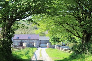 Property grounds - Y-Cartws Offers the Ideal Base whilst you spend your time Exploring West Wales. (Hebron)