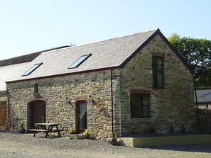 Exterior - Y-Cartws Offers the Ideal Base whilst you spend your time Exploring West Wales. (Hebron)