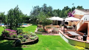 A well-maintained garden with a pool, outdoor seating, and a barbecue area. - Villa Gilda, with last minute swimming pool t 03 - 21 September !!! (Pula)