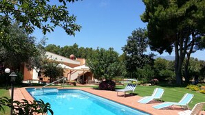 A rectangular swimming pool with a tiled deck, surrounded by lounge chairs and a bench. - Villa Gilda, with last minute swimming pool t 03 - 21 September !!! (Pula)