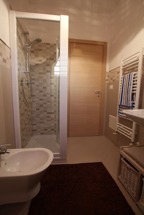 Douche, bidet, serviettes fournies