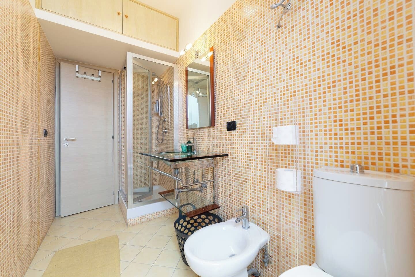 Een douche, een haardroger, handdoeken