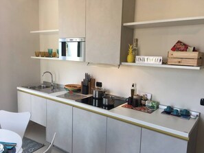 Geladeira, micro-ondas, fogão, cooktop
