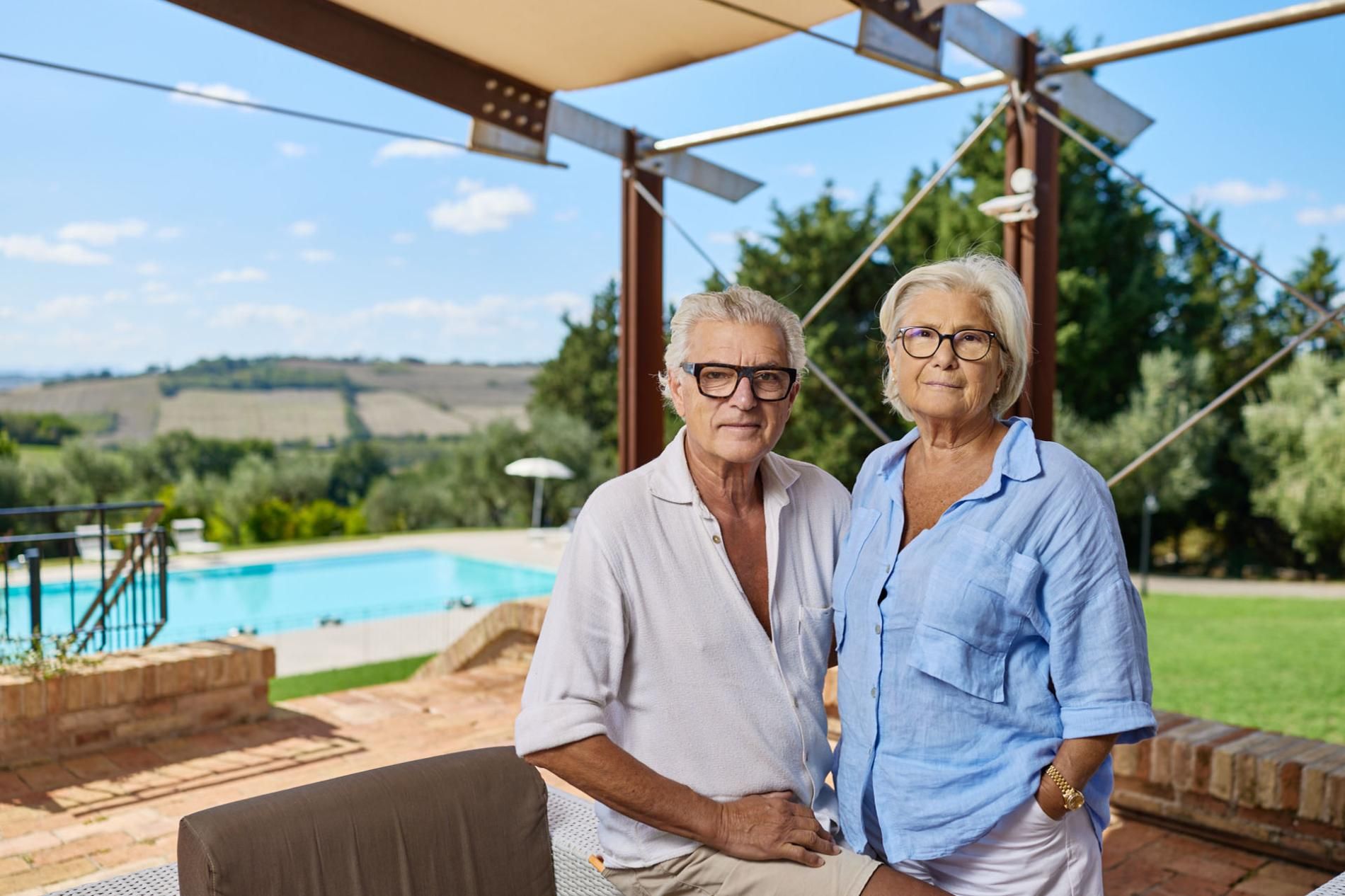 Ein Sitzbereich im Freien mit Pool und Blick auf die Landschaft.