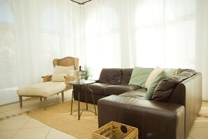 Smart TV, DVD player, books, video library - Casa Alba - By AZ Rentals (Conil)