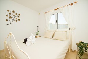 4 bedrooms, soundproofing, iron/ironing board, free WiFi - Casa Alba - By AZ Rentals (Conil)
