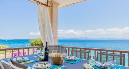 GREAT VILLA IN FRONT OF THE SEA AND SPECTACULAR VIEWS TO THE BAY